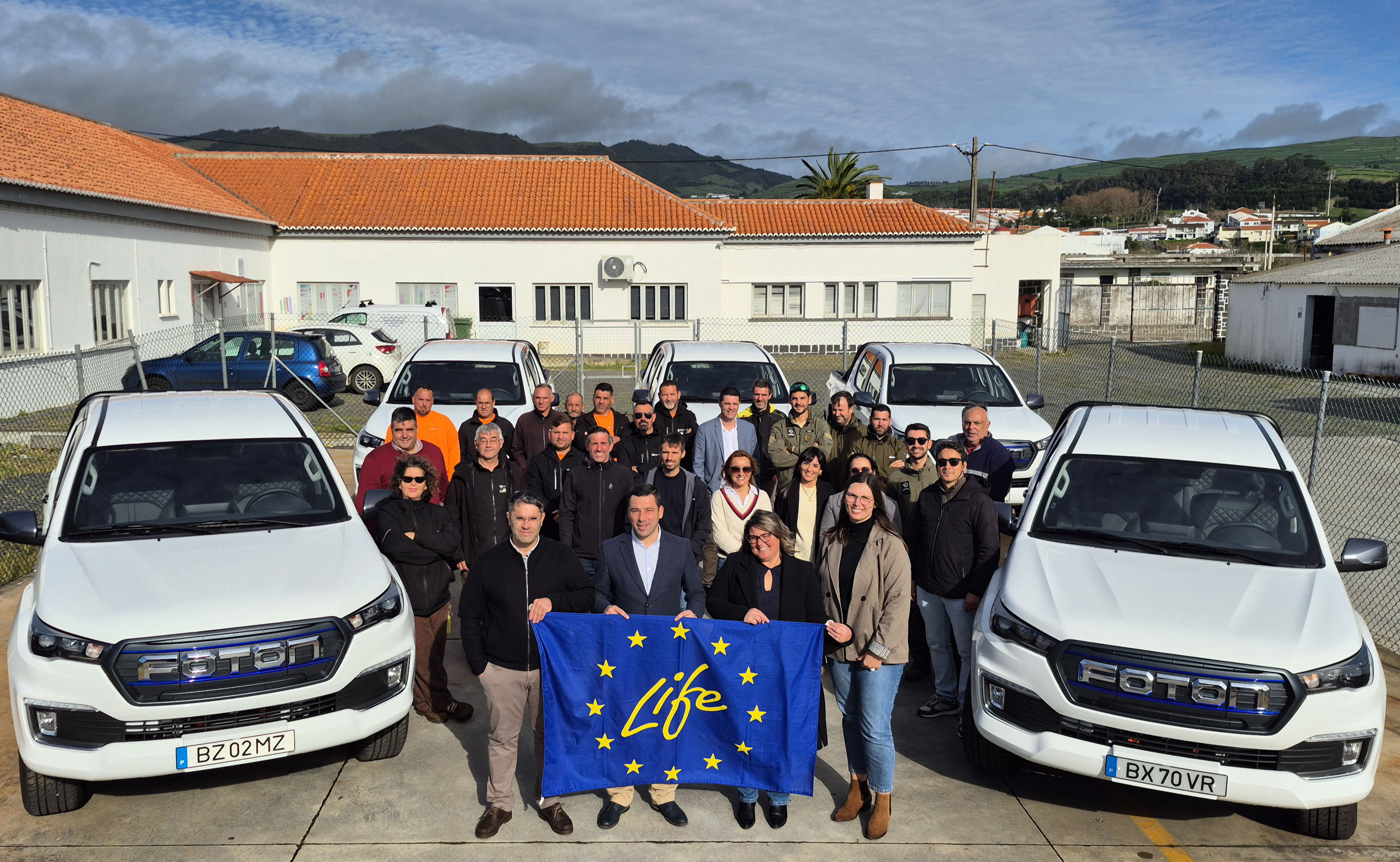 Entrega de cinco viaturas pick-up elétricas, de um conjunto de nove viaturas adquiridas para reforçar a frota operacional da Secretaria Regional do Ambiente e Ação Climática em todas as ilhas dos Açores