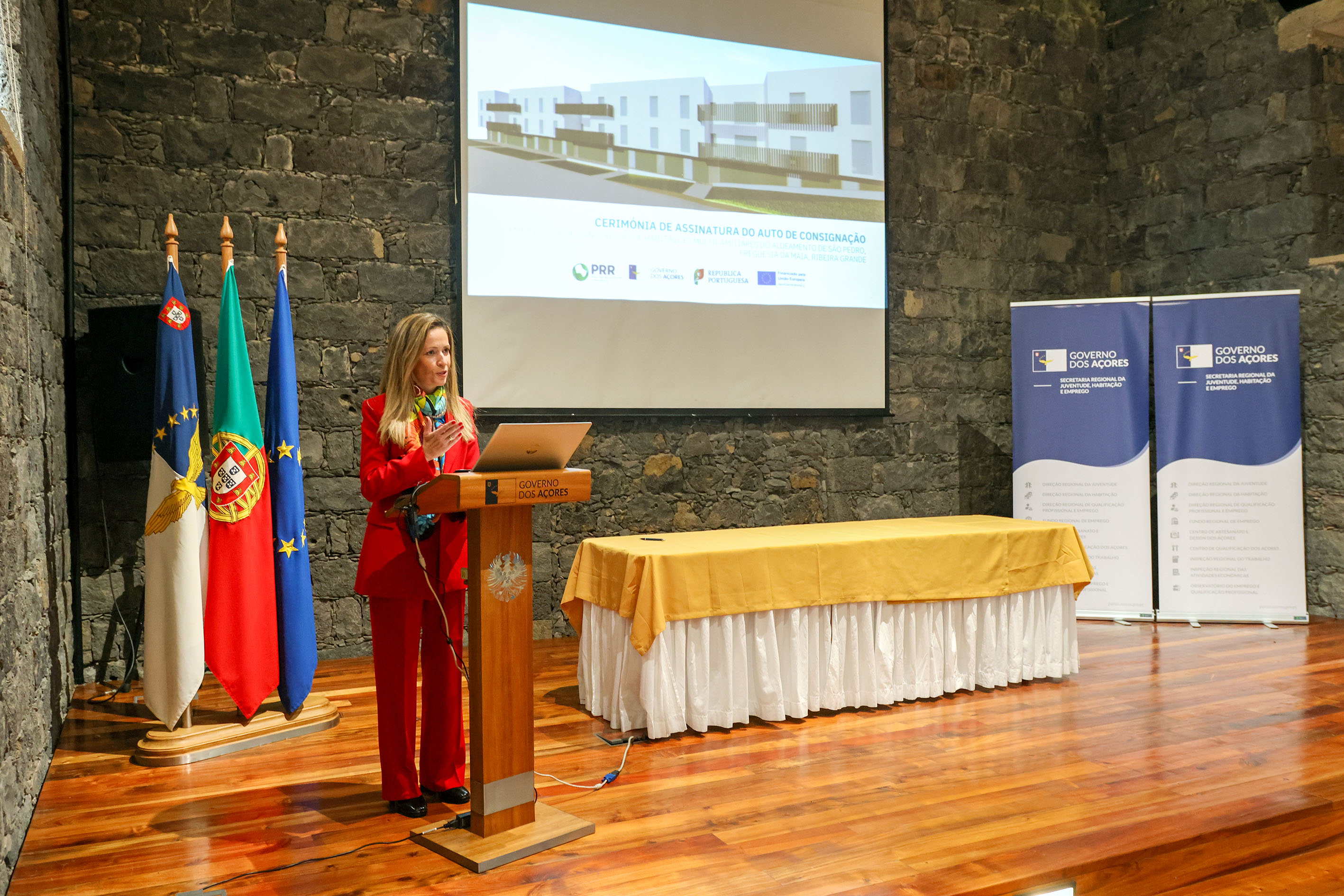 Assinatura da consignação da empreitada de construção de habitações multifamiliares no Aldeamento de São Pedro