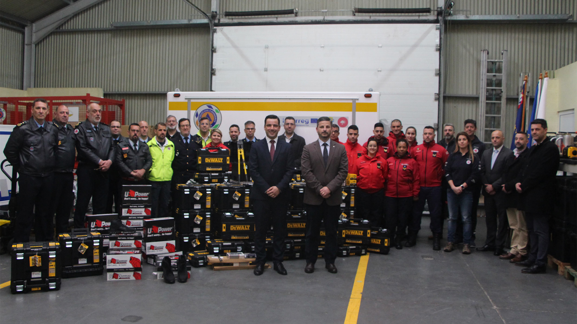 Regional Secretary for the Environment and Climate Action delivers equipment to firefighters and SIV teams