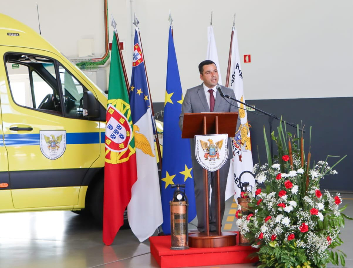 Entrega de uma ambulância à Associação Humanitária de Bombeiros Voluntários do Faial