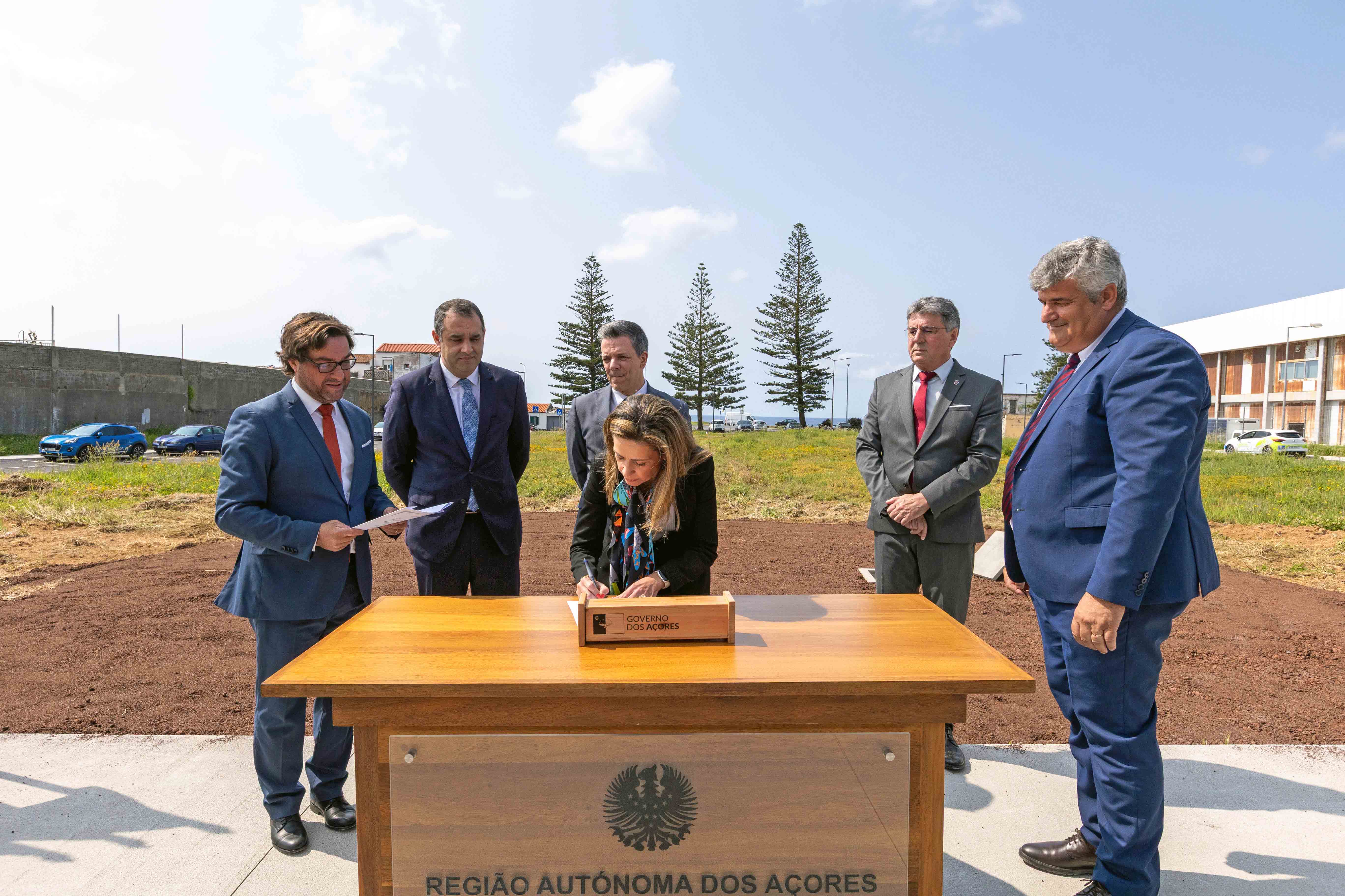 Consignou hoje à empresa Caetano & Medeiros a empreitada de construção de 22 moradias unifamiliares no loteamento de Santa Clara, em Ponta Delgada