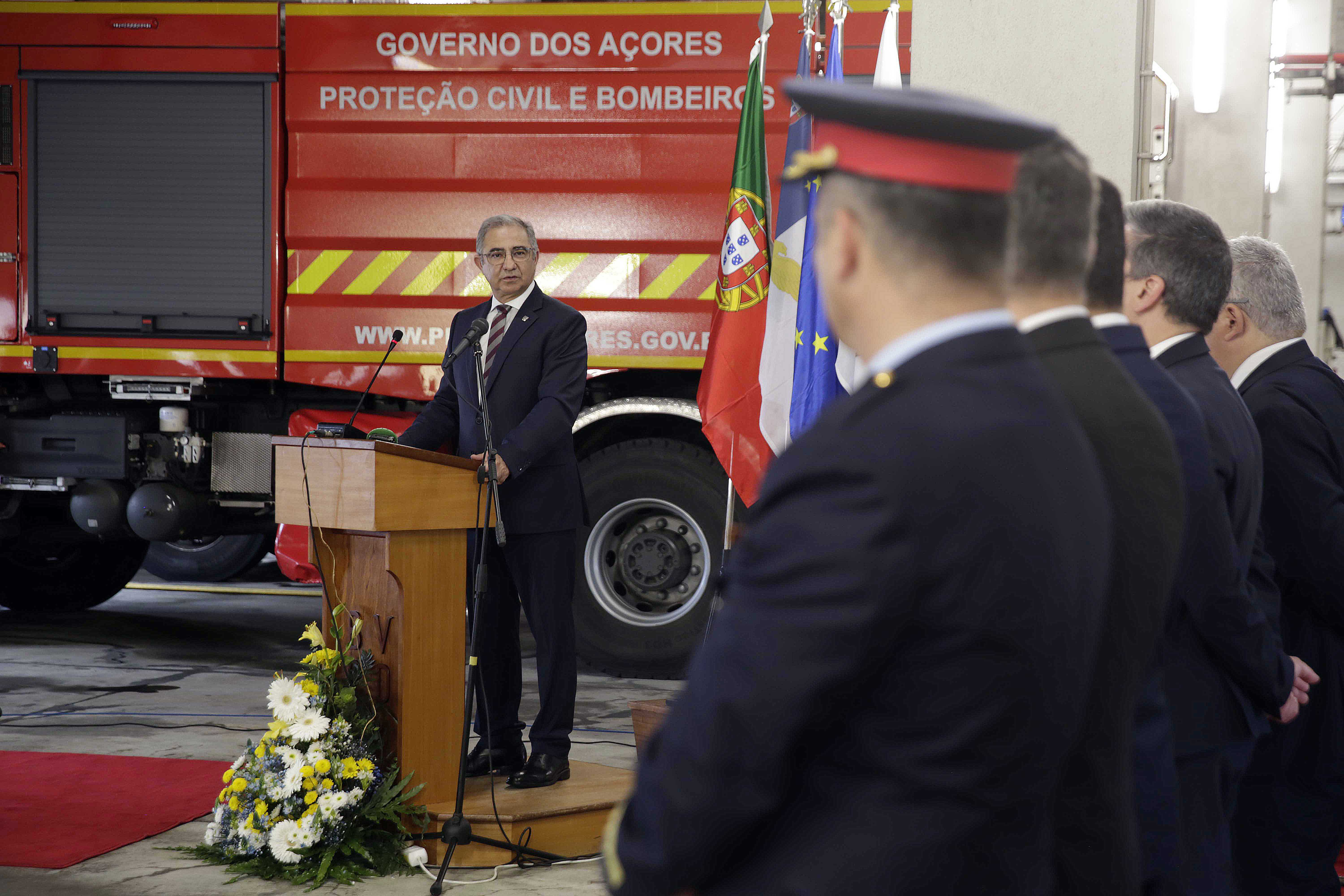 José Manuel Bolieiro delivers two new ambulances to Ponta DelgadaFire Brigade and reiterates 