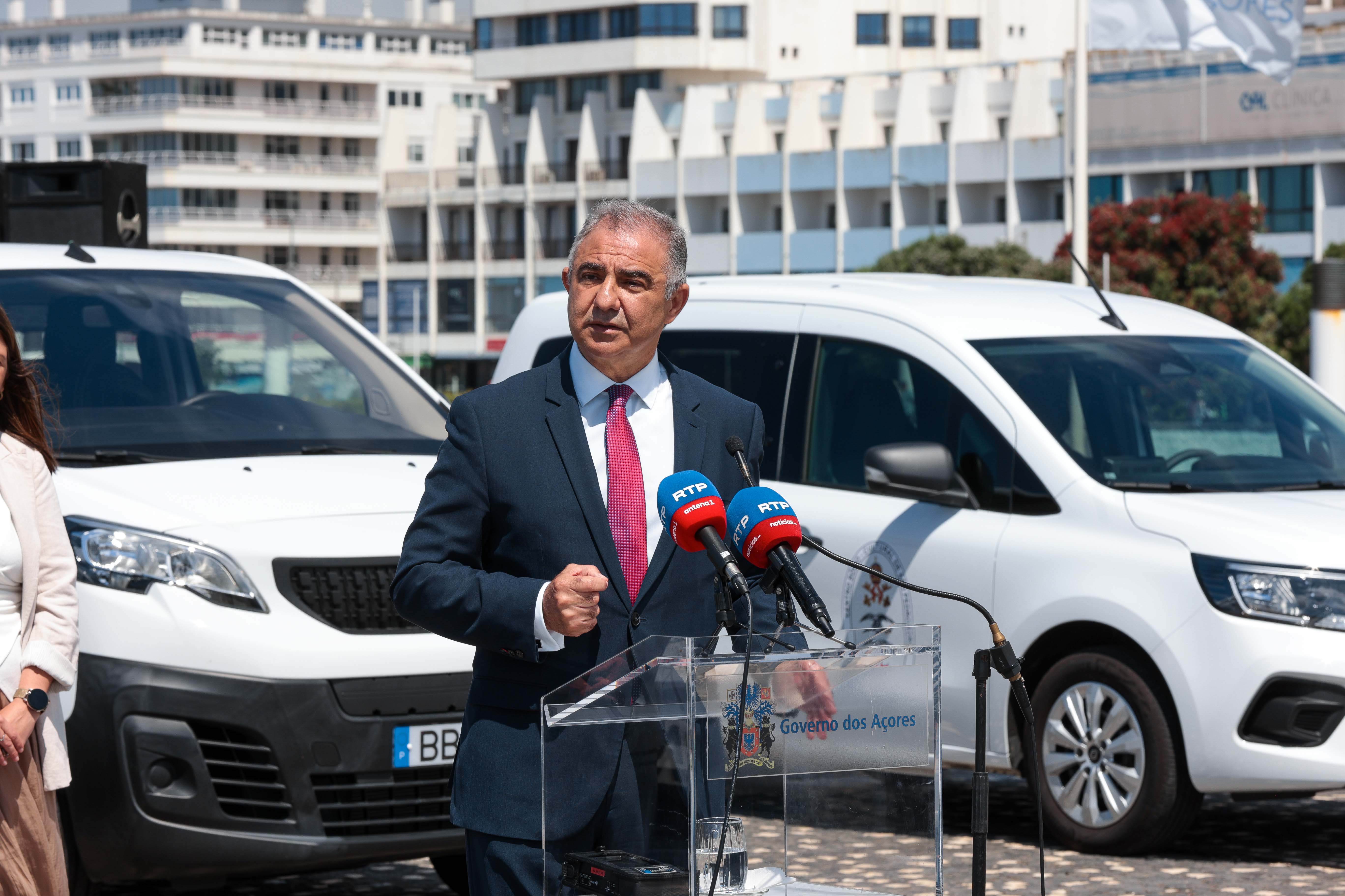 Cerimónia de entrega de 24 viaturas elétricas a Instituições Particulares de Solidariedade Social (IPSS) e entidades equiparadas da Região, no âmbito do programa GERMOV – Gerações em Movimento