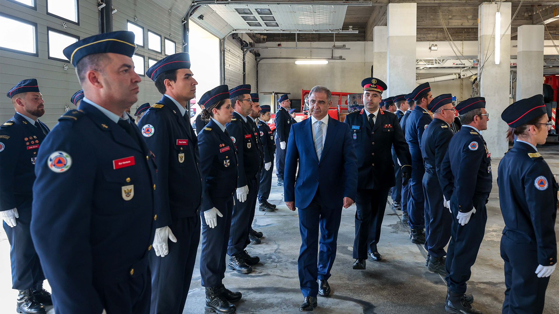 José Manuel Bolieiro prestou homenagem a bombeiros envolvidos no combate ao incêndio no HDES