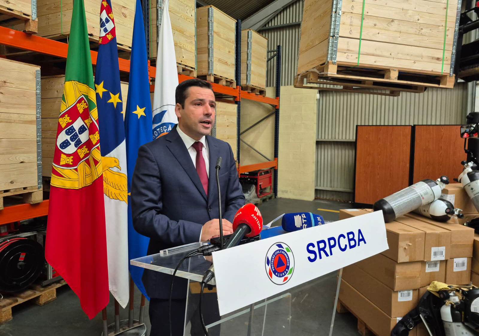 Entrega equipamentos de proteção individual aos corpos de bombeiros dos Açores