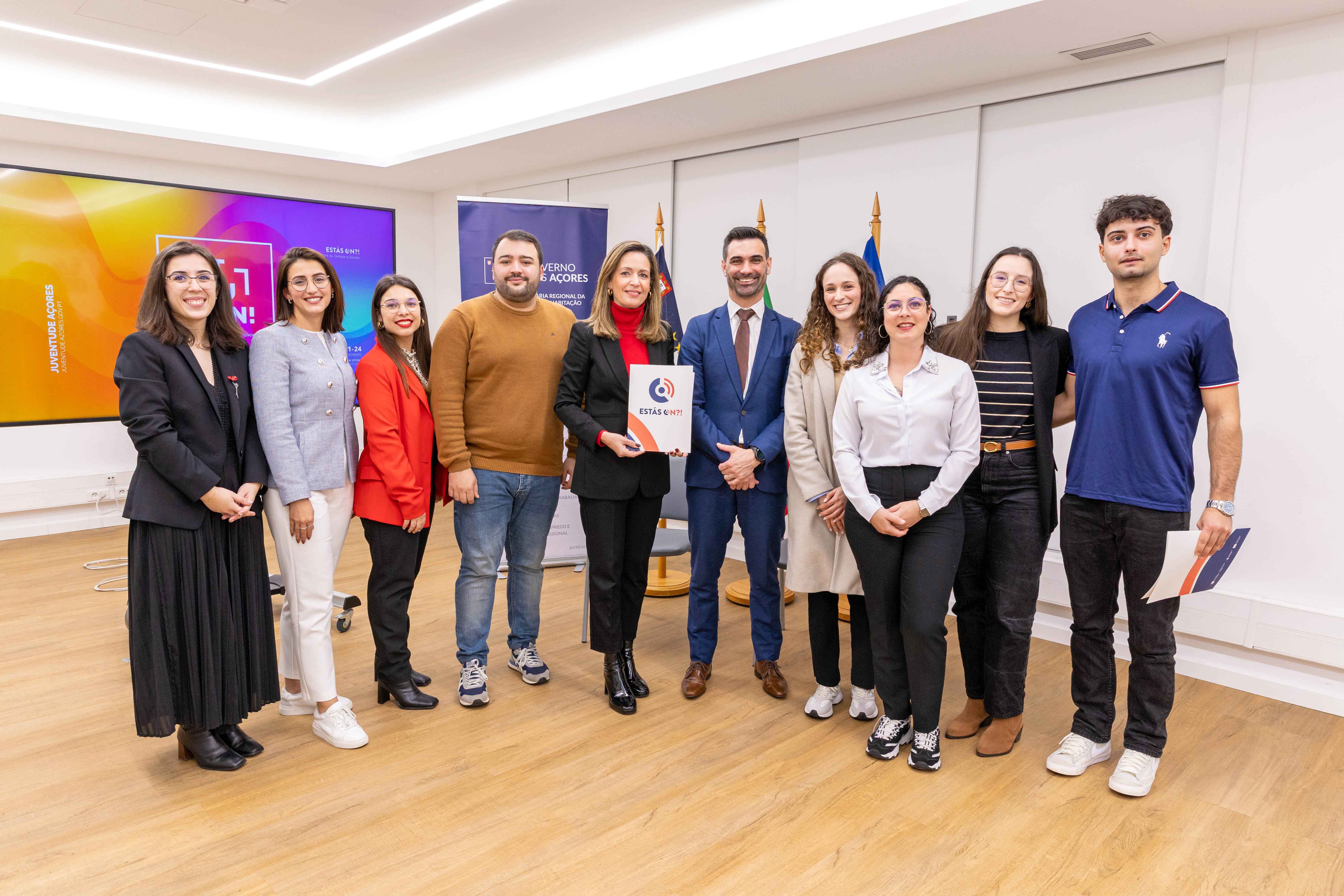 Entrega do “Manifesto Jovem para a Informação e Literacia Mediática dos Açores”, no âmbito do projeto “Estás On! Informa-te, Debate e Decide”