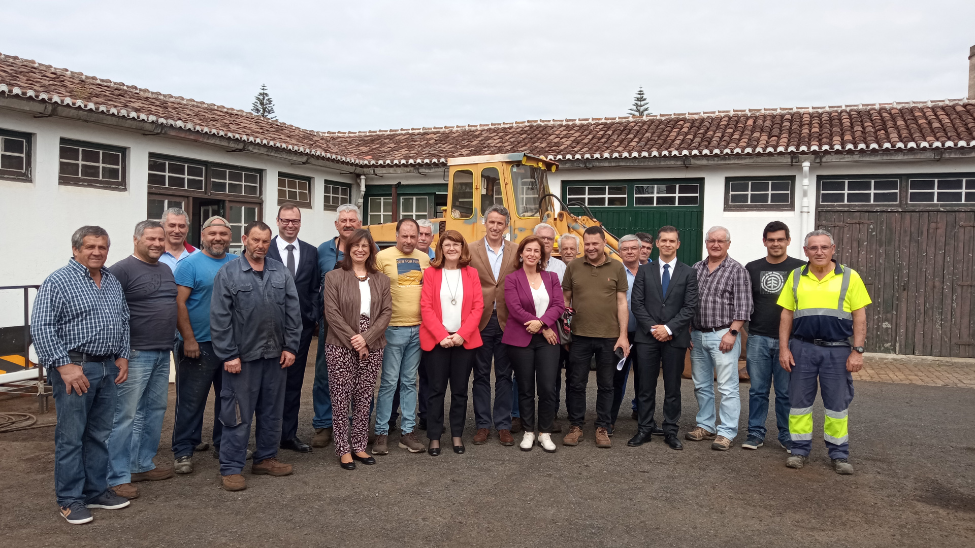 Berta Cabral visitou os serviços da Secretaria, Regional do Turismo, Mobilidade e Infraestruturas na ilha Terceira