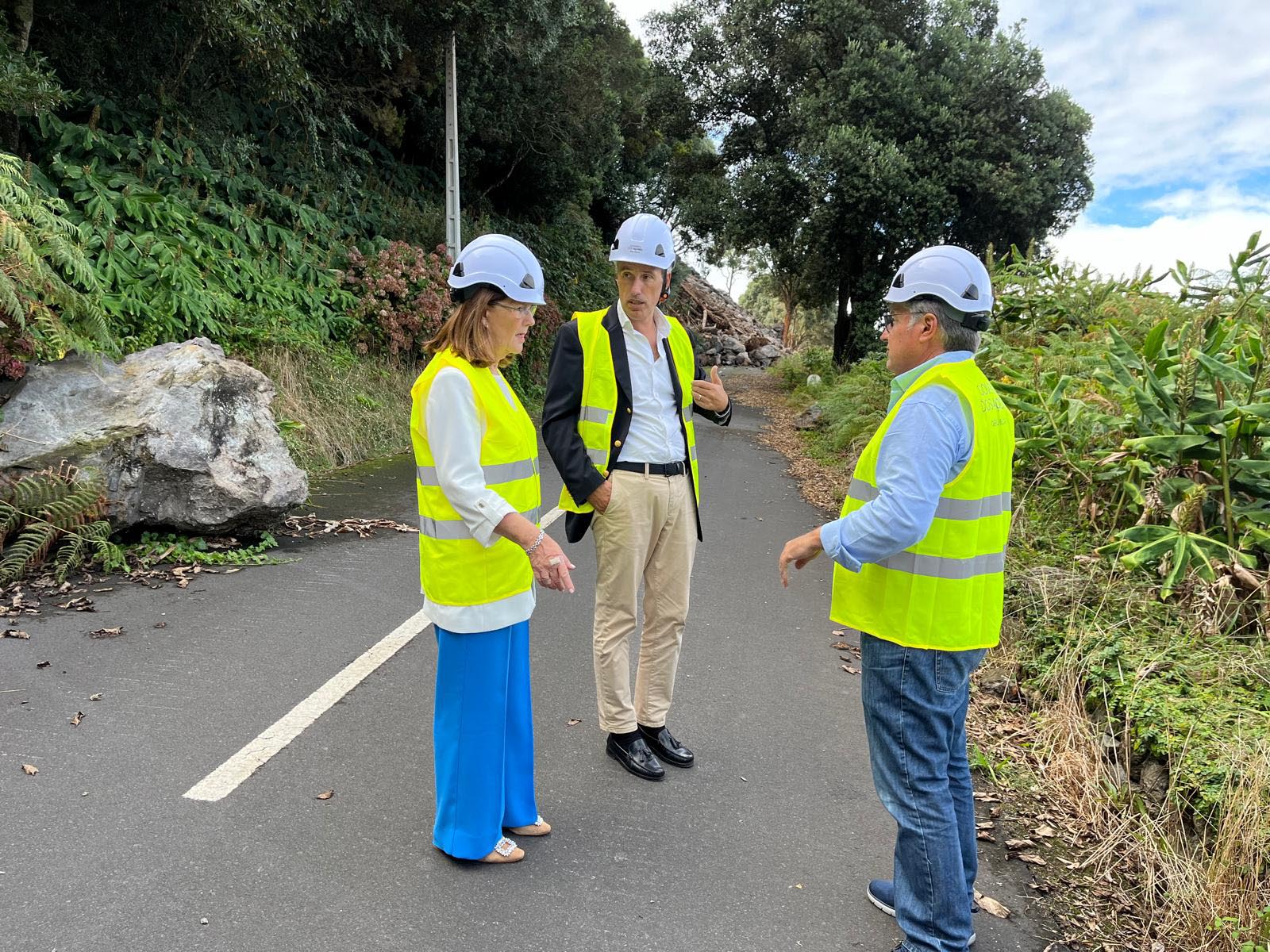 Berta Cabral visitou estrada do Raminho e realçou importância e urgência da obra