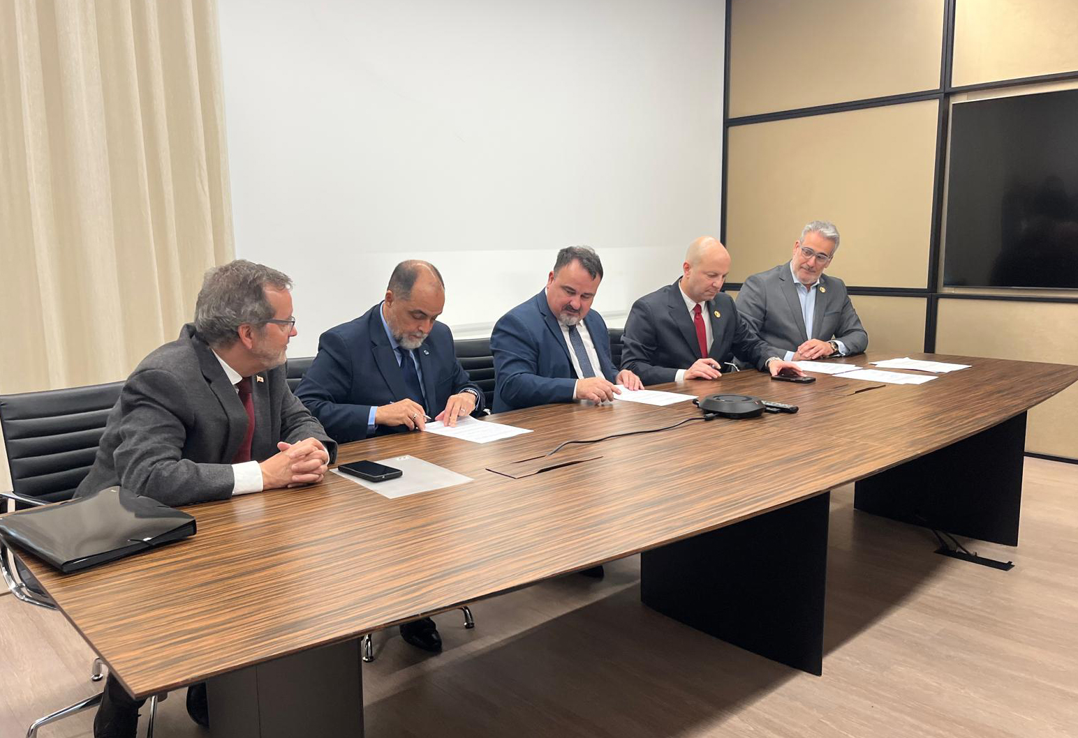 Assinatura do termo de cooperação que formaliza a criação da Delegação Oficial da Casa dos Açores de Minas Gerais (CAMG) em Portugal continental