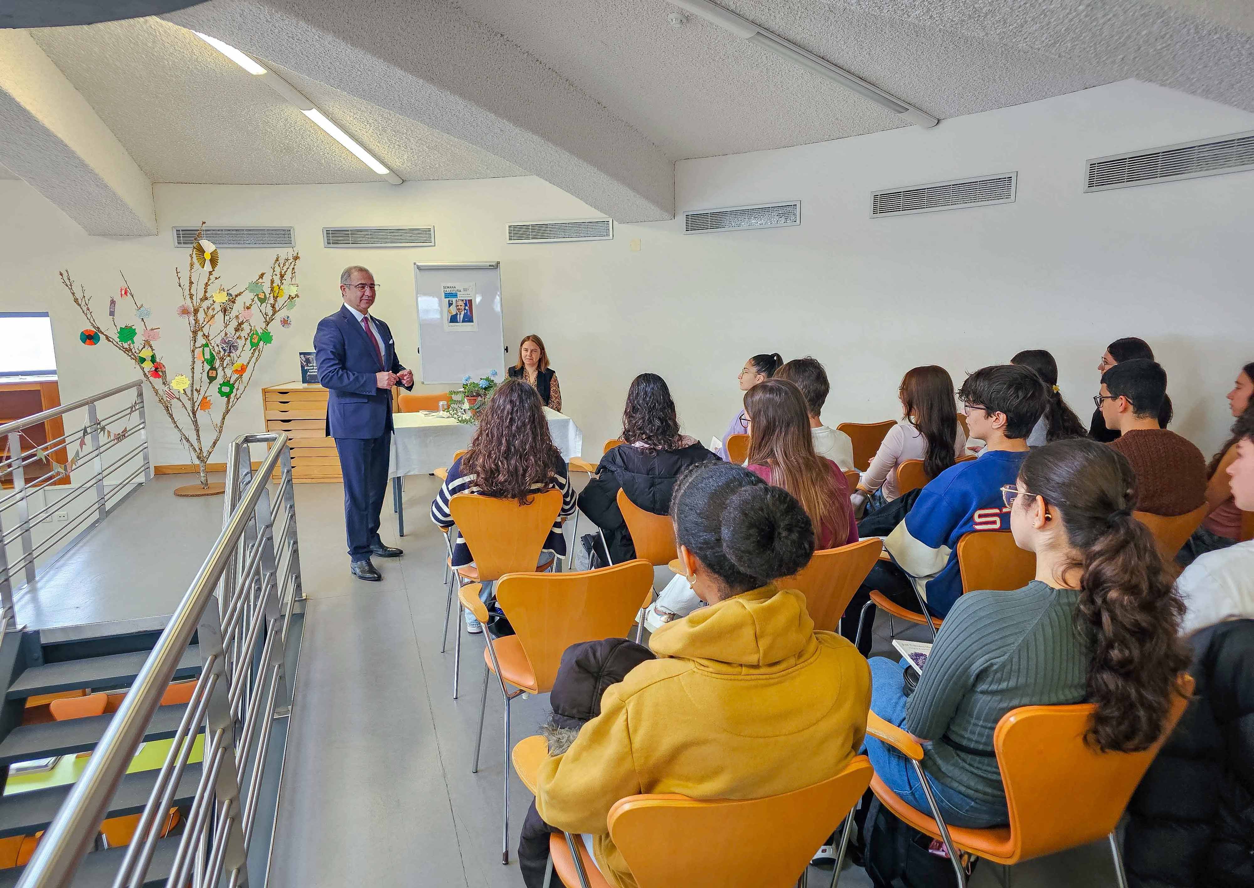 Sessão de leitura com alunos da Escola Secundária Manuel de Arriaga, na Horta