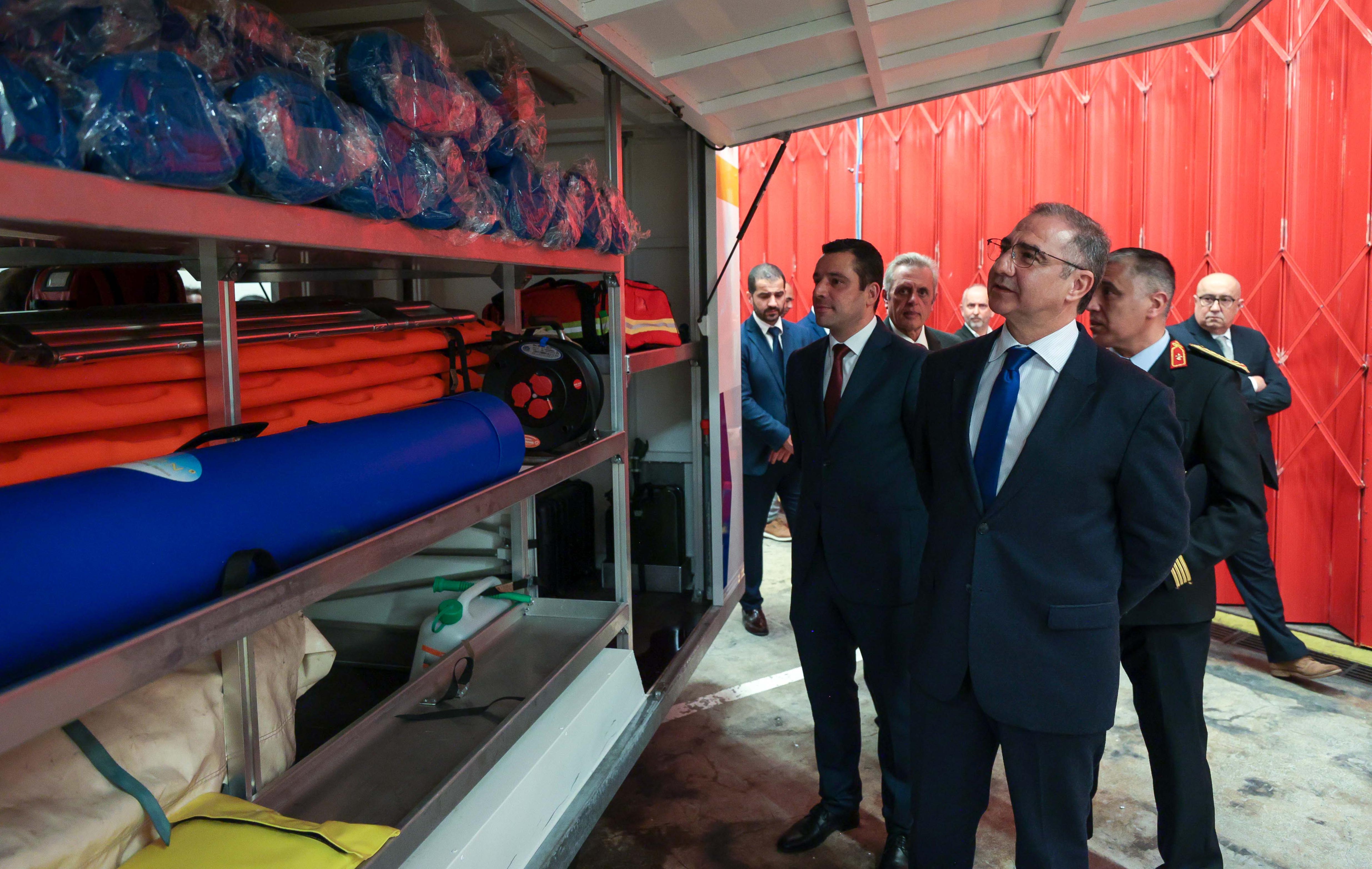 Entrega de reboque multivítimas à Associação Humanitária dos Bombeiros Voluntários de Santa Cruz das Flores