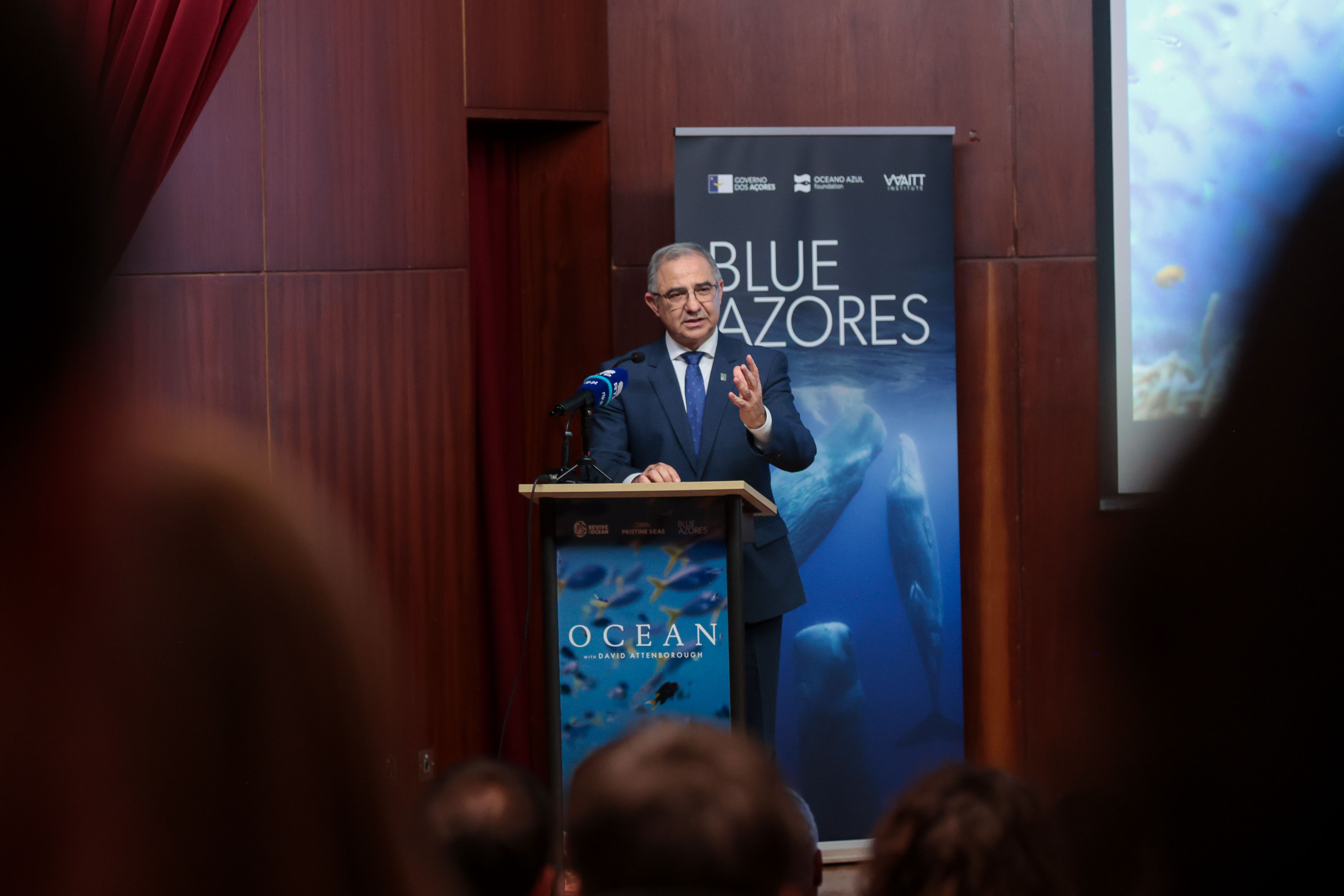 José Manuel Bolieiro destaca rede “pioneira” que protege 30% do mar dos Açores na apresentação de “OCEAN with David Attenborough”