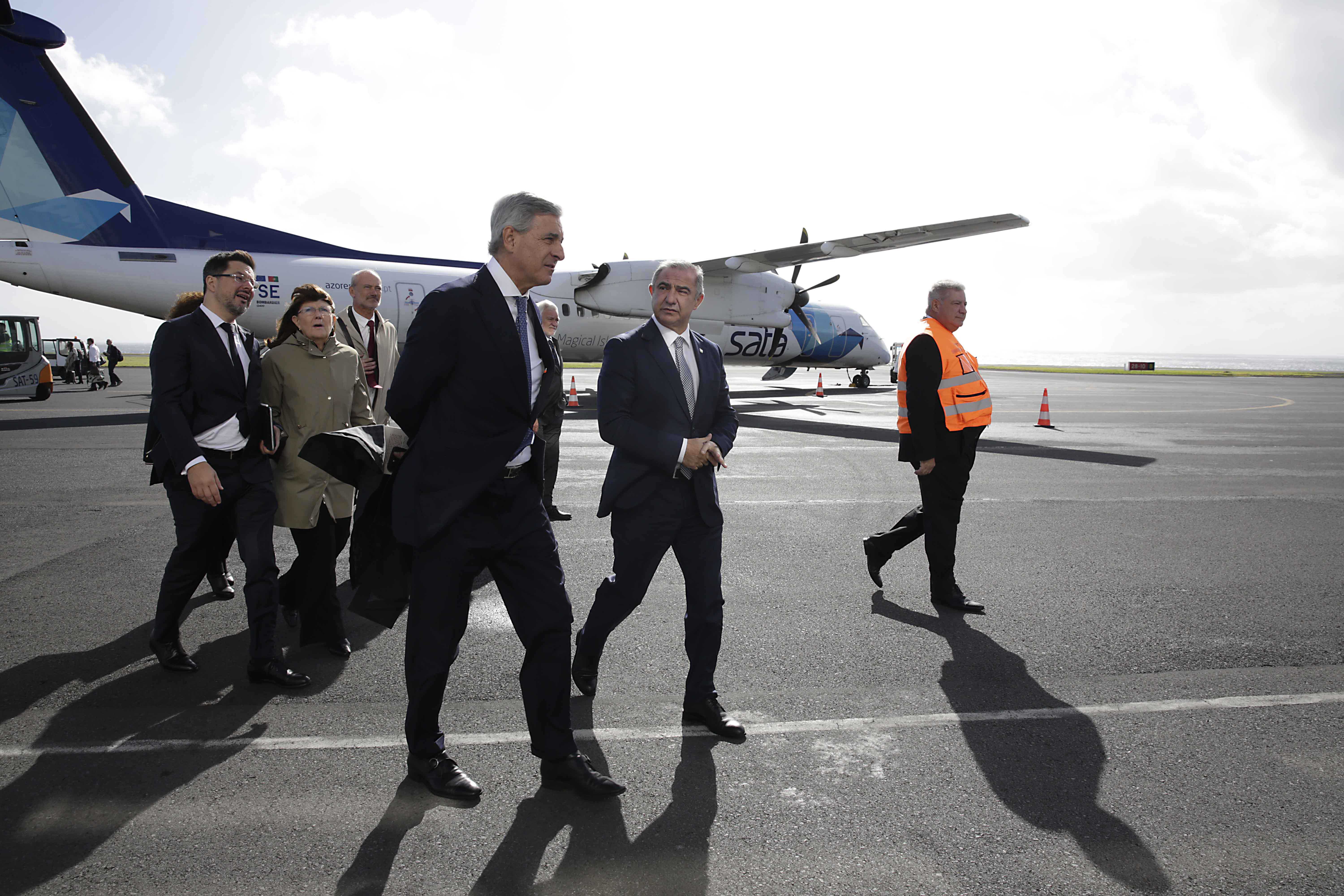 Visita aos aeroportos de Ponta Delgada e Horta