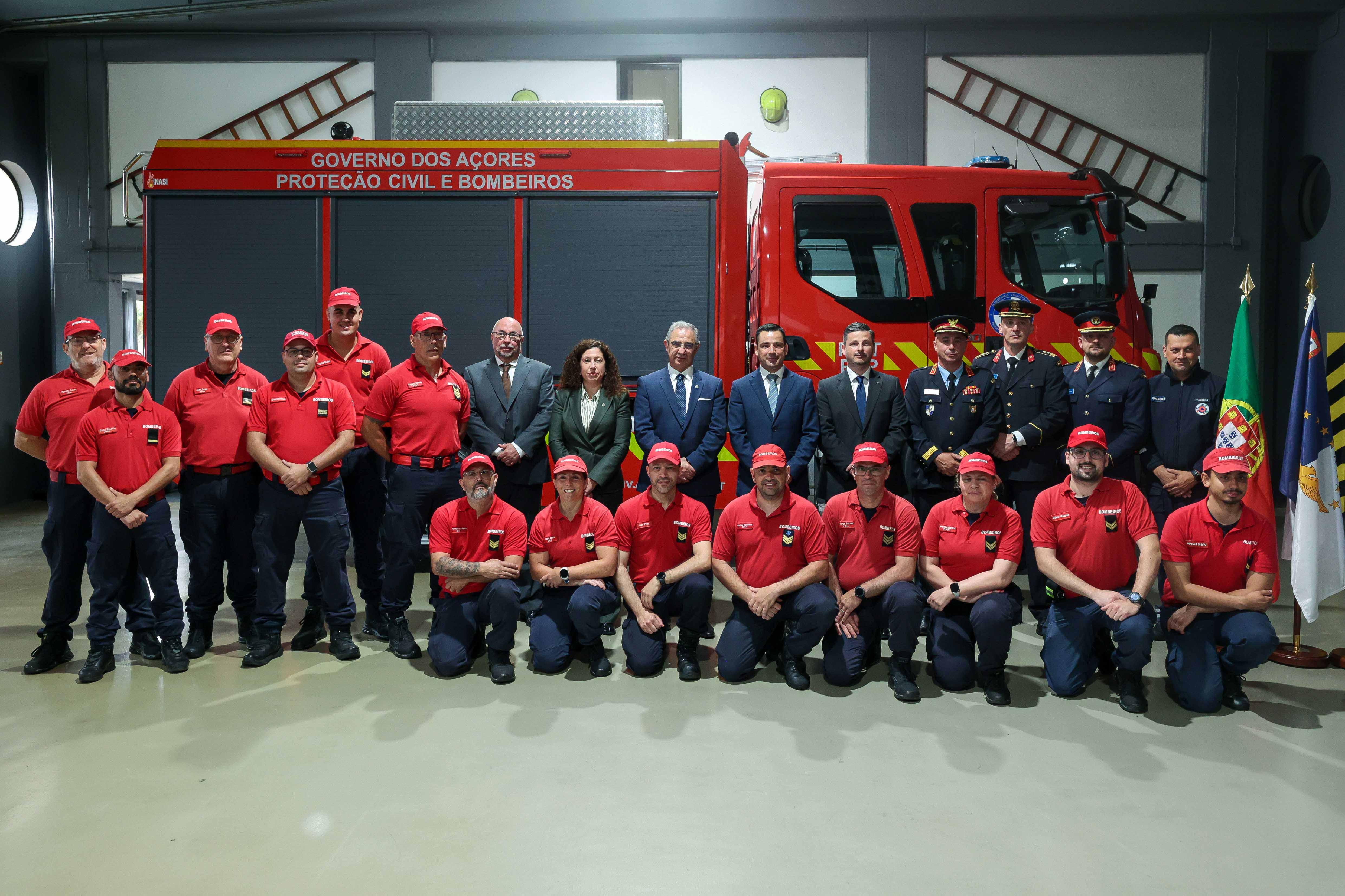 Cerimónia de entrega de uma nova viatura de pronto-socorro pesado à Associação Humanitária de Bombeiros Voluntários da Praia da Vitória