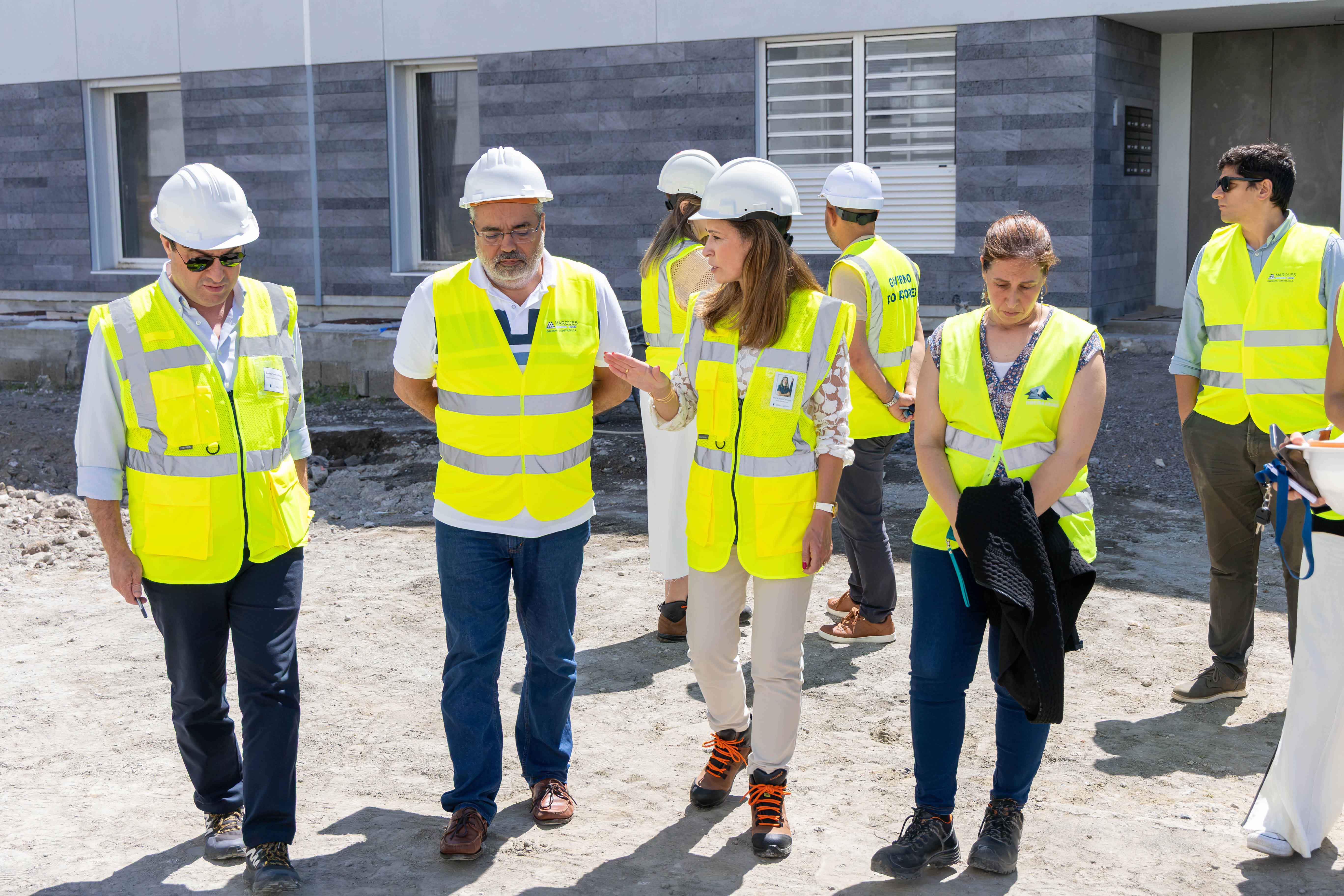 Visita à empreitada de construção dos apartamentos no empreendimento Trás-os-Mosteiros, na Ribeira Grande