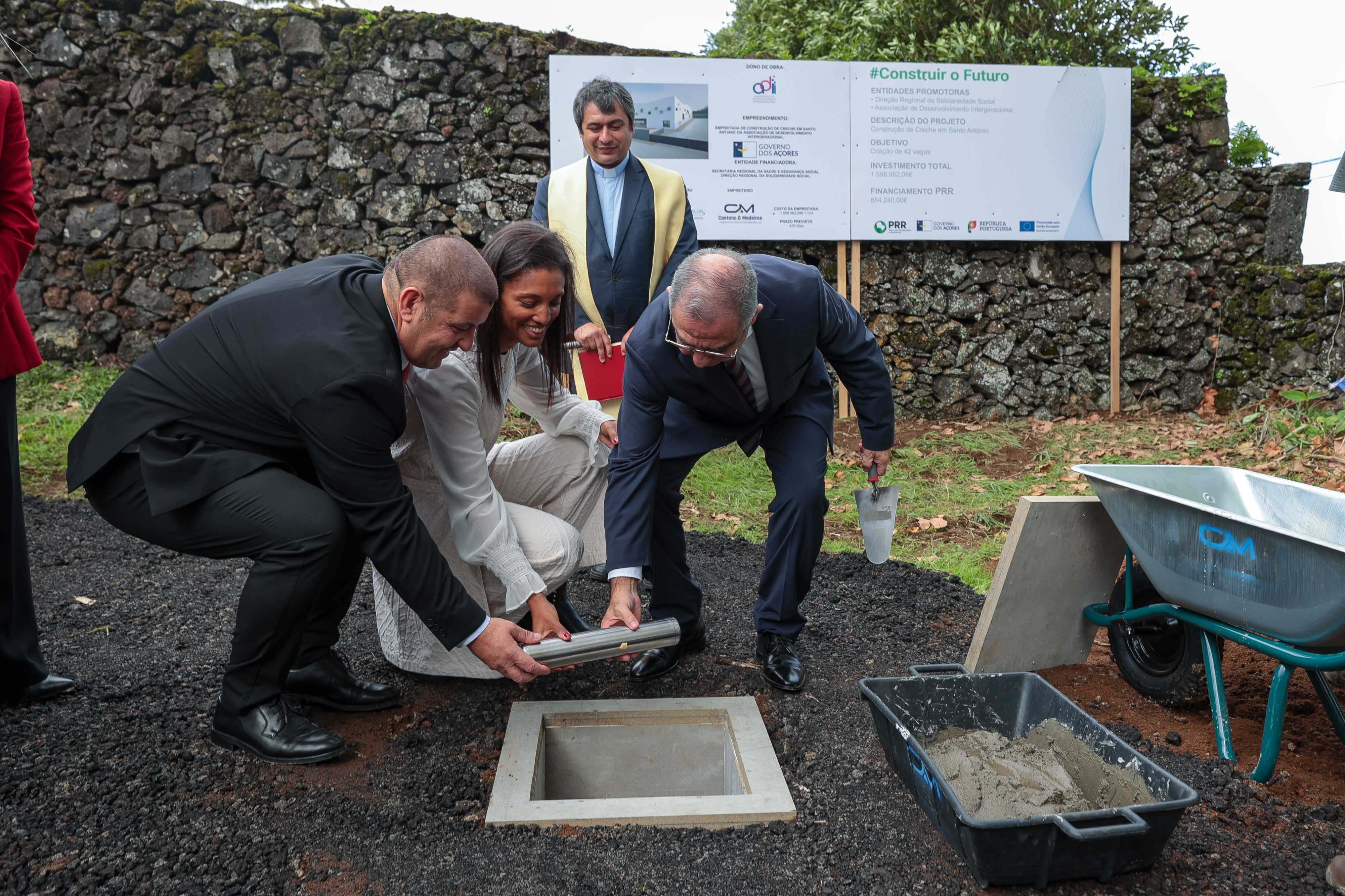 Lançamento da primeira pedra da creche de Santo António