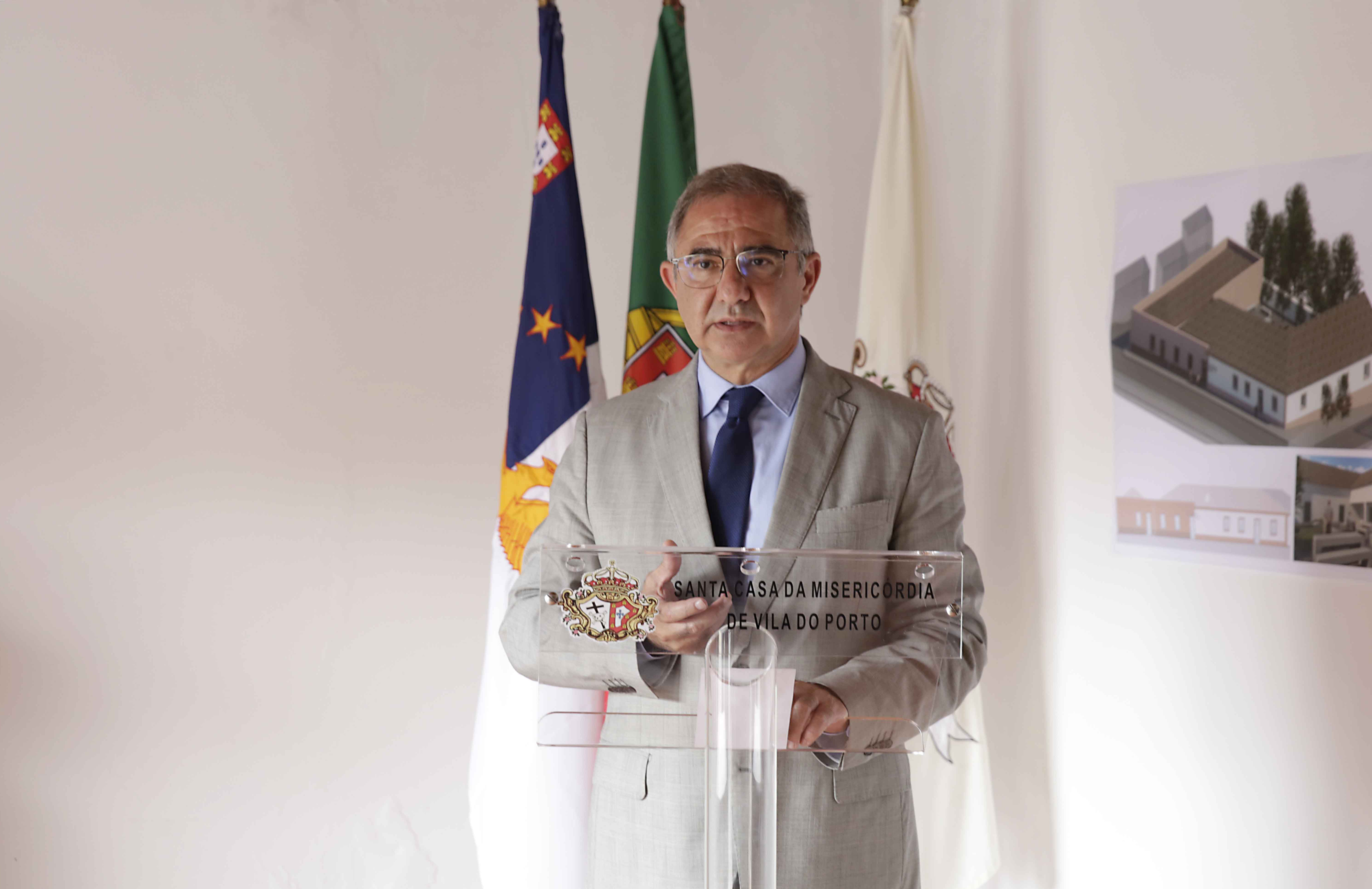 José Manuel Bolieiro lança primeira pedra do Lar Residencial da Santa Casa da Misericórdia de Vila do Porto