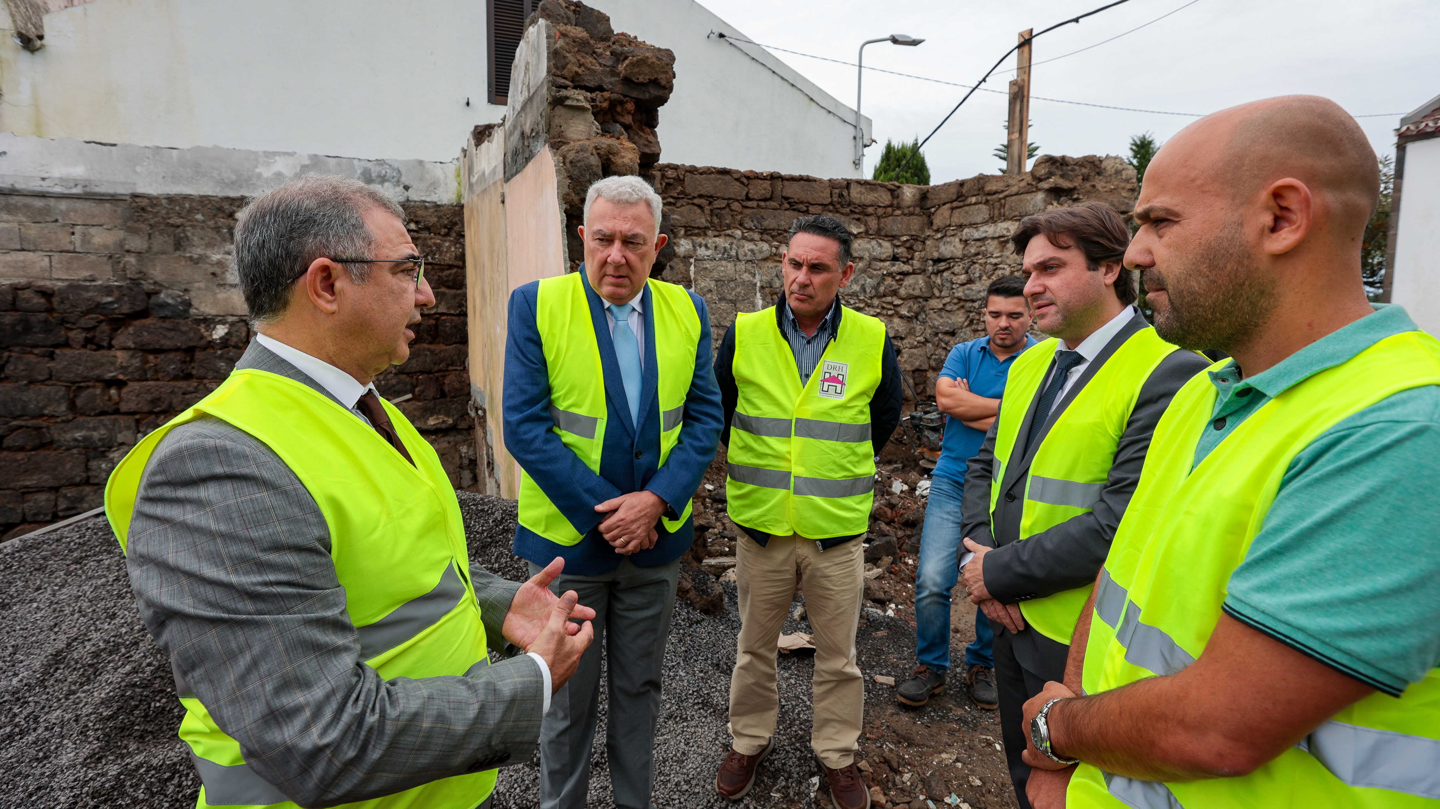 President of the Government visits houses under renovation in municipality of Povoação
