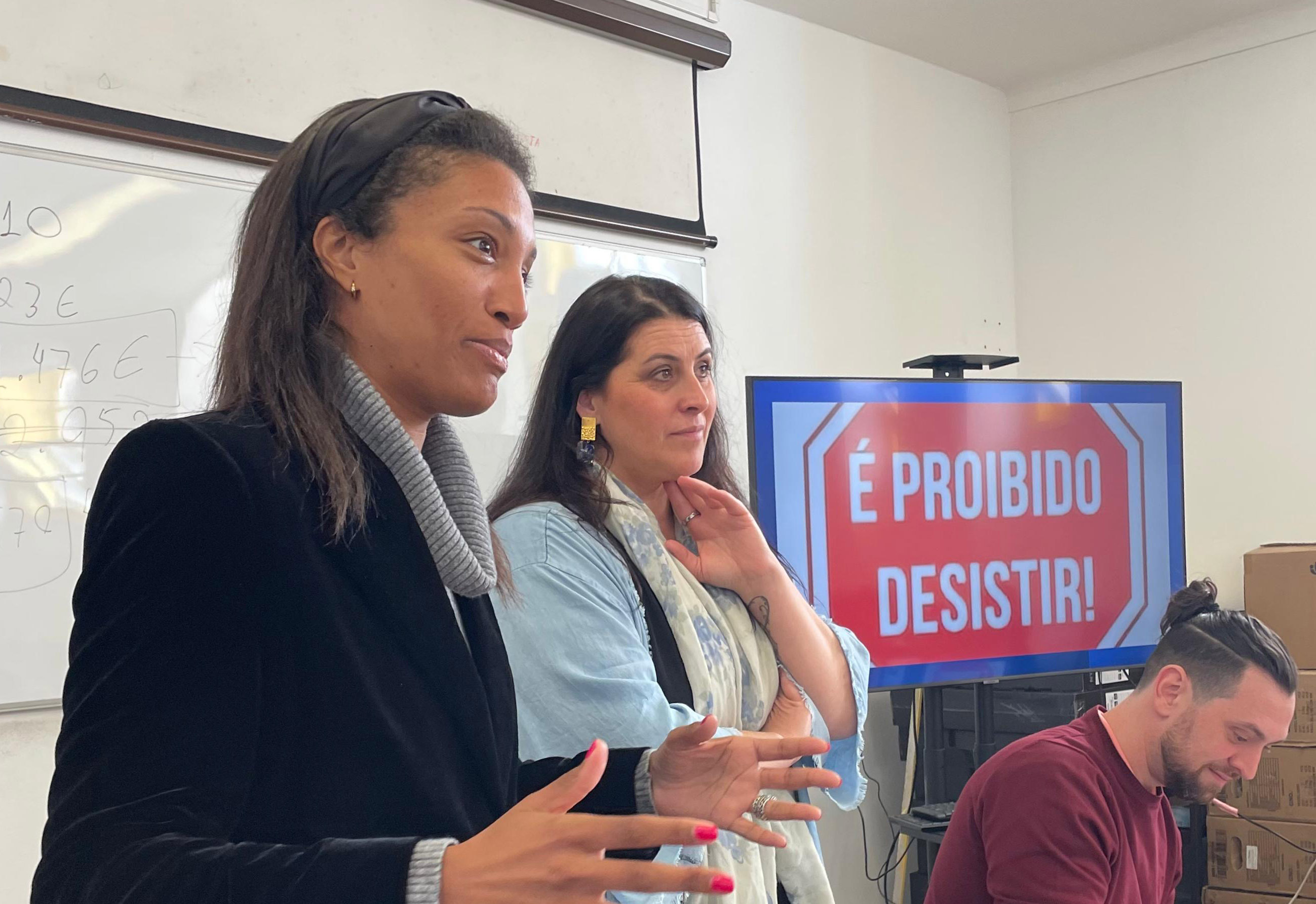 Entrega de certificados de participação em ações de formação dirigidas a membros de famílias que recebem apoios sociais