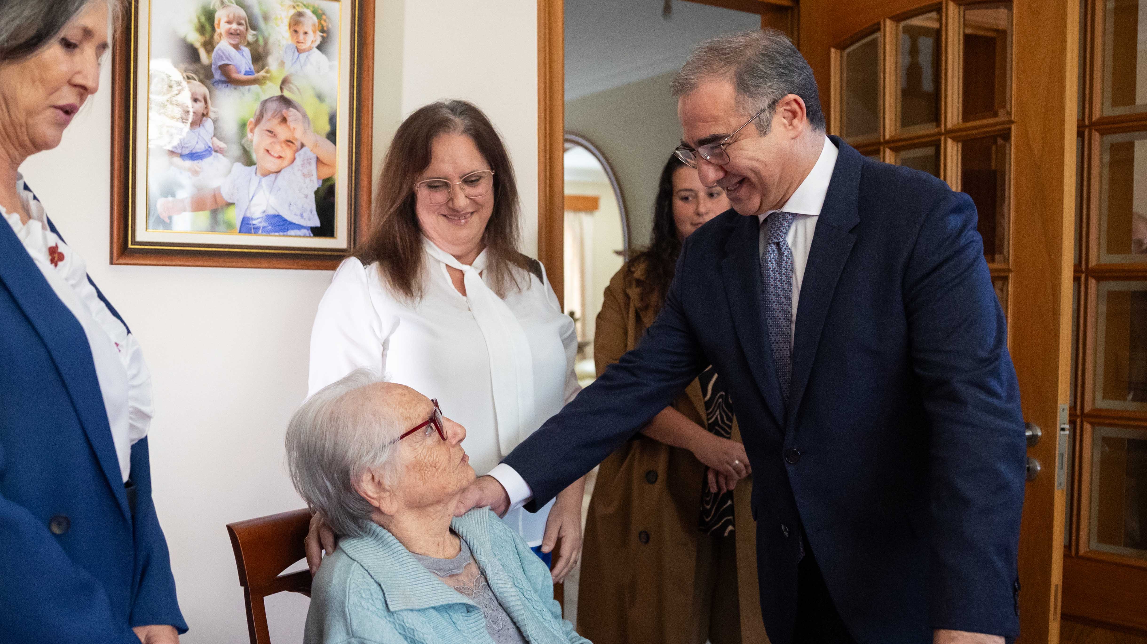 Visita uma idosa, no âmbito do programa “Novos Idosos”, em Vila Franca do Campo.  Governo dos Açores